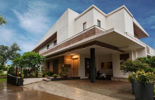 St.Stanislaus Villa Villa | Villa 41 by StayVista - A chic retreat with a pool, poker table, and a theater room