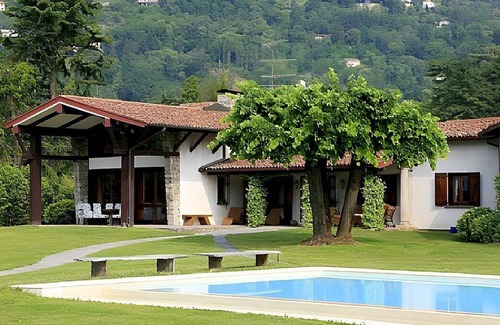 Solcio Villa | Villa Adelinda: A luxurious one-story villa located right on the Lake Maggiore, with Free WI-FI.