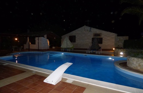 Chiaramonte Gulfi Villa | Villa Albero Limone Luxury 3 bedroom 4 bathooms farmhouse private pool and wif