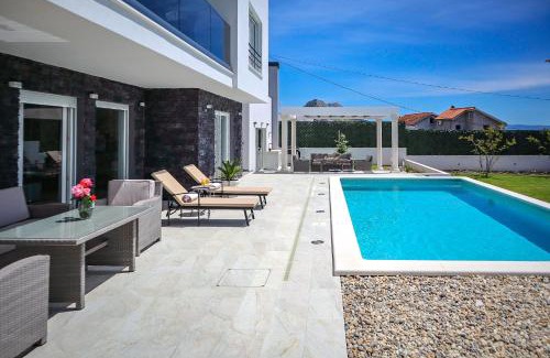Mravince Villa | Villa Angelus with heated pool