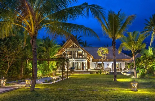 Kalisada Villa | Villa Aparna - Luxurious Balinese villa right on the beach
