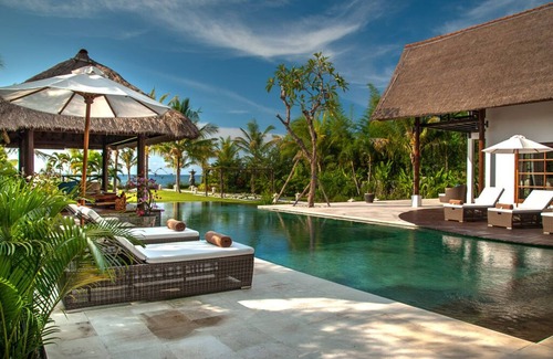Kalisada Villa | Villa Aparna - Luxurious Balinese villa right on the beach