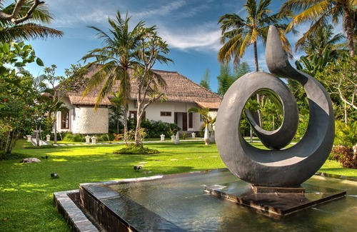 Kalisada Villa | Villa Aparna - Luxurious Balinese villa right on the beach