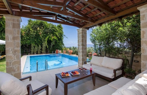 Kaliviani Villa | Villa Archontariki - Free Heated* Pool and Sea view
