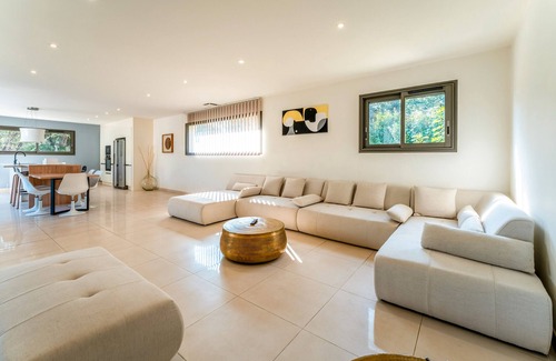 Russan Apartment | Villa 'Au Bord Du Gardon' with Mountain View, Wi-Fi and Air Conditioning