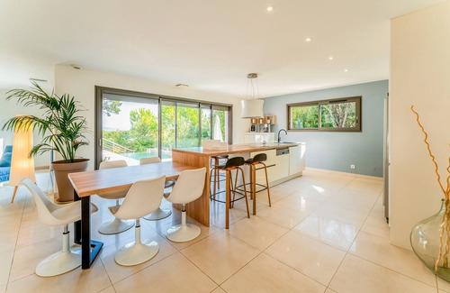 Russan Apartment | Villa 'Au Bord Du Gardon' with Mountain View, Wi-Fi and Air Conditioning