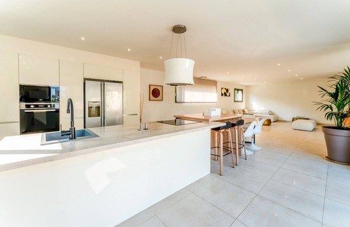 Russan Apartment | Villa 'Au Bord Du Gardon' with Mountain View, Wi-Fi and Air Conditioning