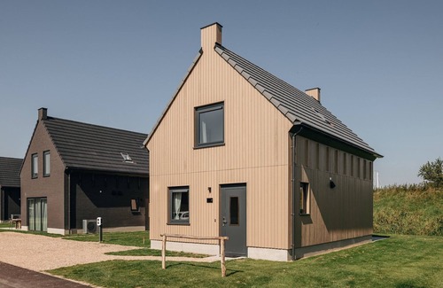 Wolphaartsdijk Villa | Villa by Lake Veere with Sauna