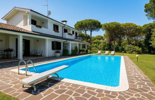 Lignano Pineta Villa | Villa by the Sea and Pool