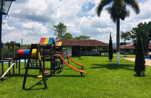 Montenegro Villa | Villa campestre en el Quindío con piscina, bbq, zonas verdes cerca al Parque del Café