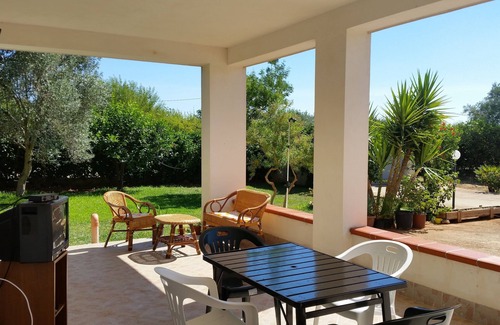 Floridia Villa | Villa Cristina with garden and lots of greenery.