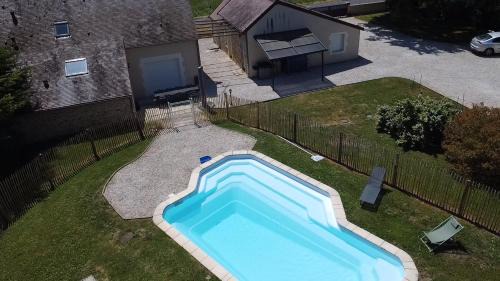 Mars-sur-Allier Villa | "Villa du Circuit" avec Piscine, 4 Chambres, 4 SDB, à 8 min du circuit, parking et portail électrique