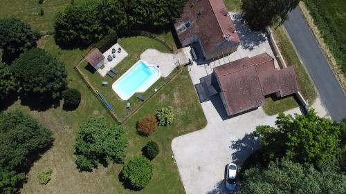 Mars-sur-Allier Villa | "Villa du Circuit" avec Piscine, 4 Chambres, 4 SDB, à 8 min du circuit, parking et portail électrique