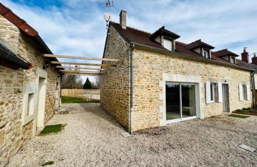 Mars-sur-Allier Villa | "Villa du Circuit" avec Piscine, 4 Chambres, 4 SDB, à 8 min du circuit, parking et portail électrique