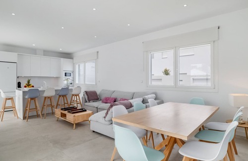 Poblado Sancti Petri Villa | Villa 'Elena Sea' with Private Pool, Wi-Fi and Air Conditioning