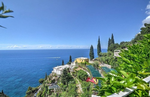 Positano Villa | Villa Ermelinda: A splendid and luminous three-story villa situated in a quiet location, a few minutes from the town center, with Free WI-FI.