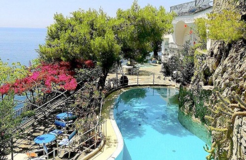 Positano Villa | Villa Ermelinda: A splendid and luminous three-story villa situated in a quiet location, a few minutes from the town center, with Free WI-FI.