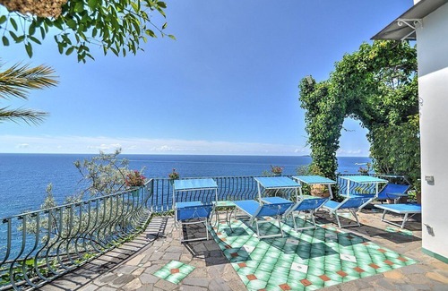 Positano Villa | Villa Ermelinda: A splendid and luminous three-story villa situated in a quiet location, a few minutes from the town center, with Free WI-FI.
