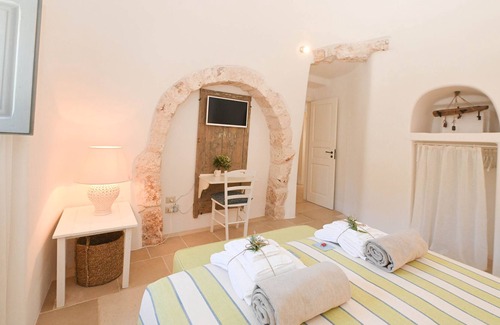 Laureto Villa | Villa 'Fascino Dei Trulli' with Private Pool, Wi-Fi and Air Conditioning