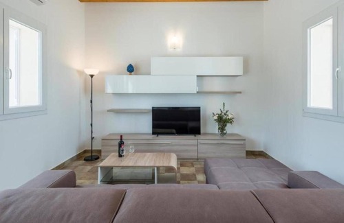 Chiaramonte Gulfi Villa | Villa 'Gialla' with Garden View, Shared Pool, Wi-Fi and Air Conditioning