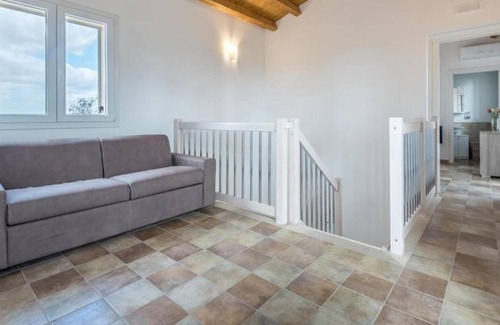 Chiaramonte Gulfi Villa | Villa 'Gialla' with Garden View, Shared Pool, Wi-Fi and Air Conditioning