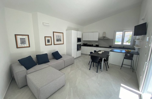 Fontane Bianche Villa | Villa Giuliana luxury home: swimming pool, solarium, barbecue. A few steps from the sea