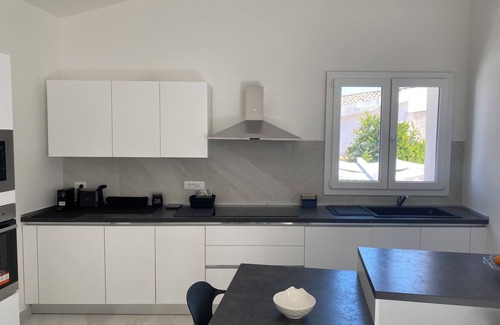 Fontane Bianche Villa | Villa Giuliana luxury home: swimming pool, solarium, barbecue. A few steps from the sea