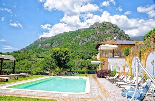 Giungano House | Villa Giuncalia A: A welcoming apartment surrounded by the greenery, with Free WI-FI.