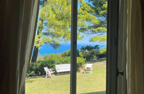 Pietra La Croce Villa | Villa Immersa nel Verde con Incredibile Vista sul Mare