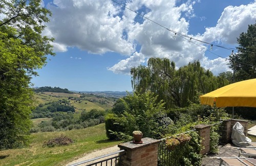 Montegiorgio Villa | Villa in a historic farmhouse with stunning views from the pool