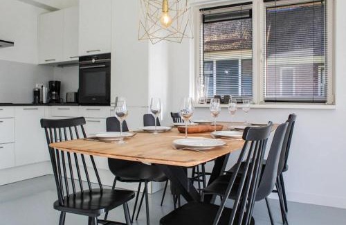 Idskenhuizen House | Villa in Friesland with Jetty and Fenced Garden