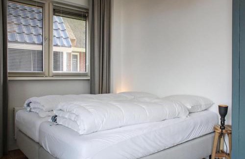 Idskenhuizen House | Villa in Friesland with Jetty and Fenced Garden