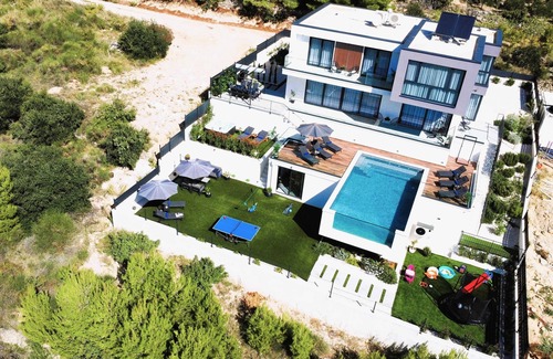 Klis Villa | Villa Katrin - complete privacy, BBQ, pool and panoramic sea view