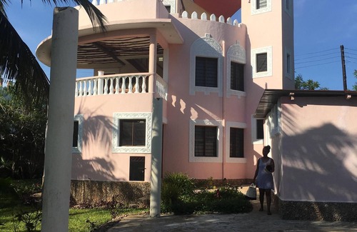 Galu Villa | Villa Kwako. For Privacy & safely. Tastefully-furnished, for family or group.