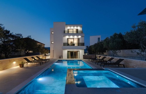 Slatine Villa | Villa Lady Maris with heated pool,70m from beach