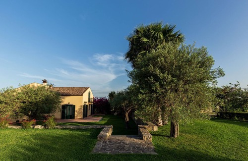 Trappitello Villa | Villa Lunasol-Taormina-countryside-pool- amazing garden-Etna view-10/12 pax