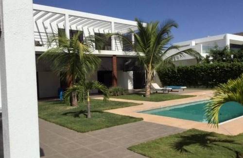 Saly House | Villa Luxueuse les Pieds Dans l eau