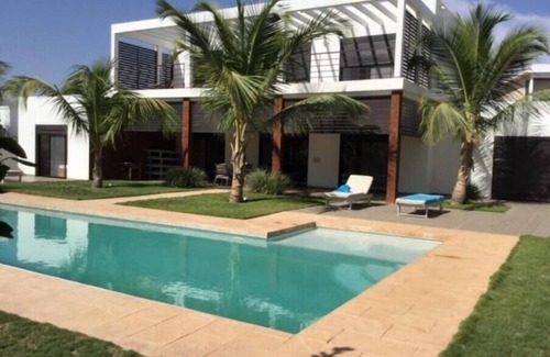 Saly House | Villa Luxueuse les Pieds Dans l eau