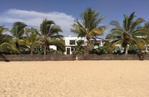Saly House | Villa Luxueuse les Pieds Dans l eau
