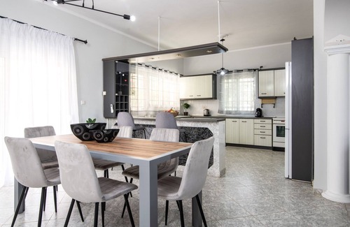 Neromilos Villa | Villa Meredith by Villa Plus