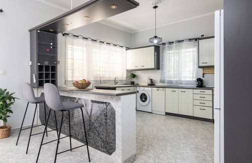 Neromilos Villa | Villa Meredith by Villa Plus