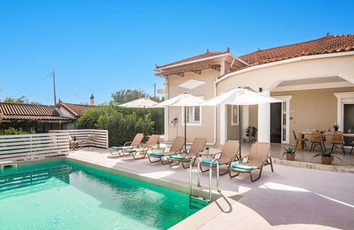 Neromilos Villa | Villa Meredith by Villa Plus