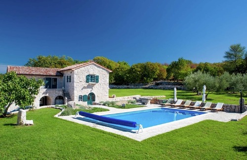 Malinska-Dubasnica Villa | Villa on Krk with Pool and Outdoor Kitchen