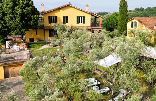 Casalguidi Villa | Villa panoramica con Jacuzzi privata tra Firenze & Lucca ,3 camere, 4 bagni