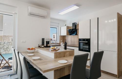 Kolan Apartment | Villa RD Mandre - Private Paradise with Pool & beautiful Garden