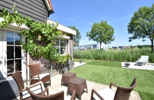 Oude-Tonge House | Villa Robinie