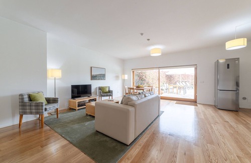 Esposade Ski Chalet | Villa São Miguel next to the harbor with private natural swimming pool Wi-Fi andAC