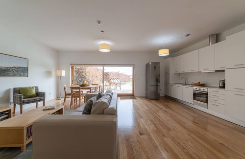 Esposade Ski Chalet | Villa São Miguel next to the harbor with private natural swimming pool Wi-Fi andAC