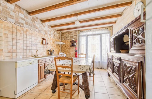 Saint-Genes-de-Blaye House | Villa 'St Genès' with Private Garden and Wi-Fi