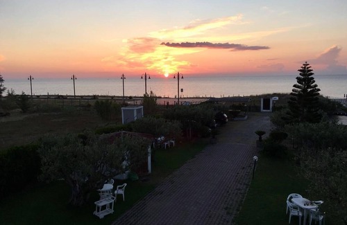 Marina di Davoli Apartment | Villa Tigani: direct beach access sea and mountains view “Pandora apartment”